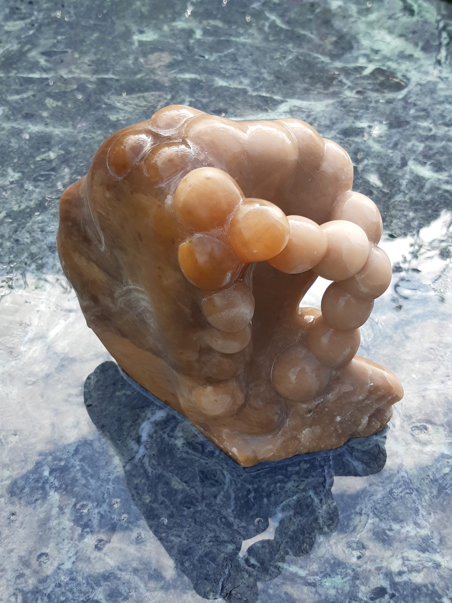 Ageeth van den oever, Waterwezen, albast 20 x 22 x 12 cm., 2020 Ageeth van den oever, Waterwezen, albast 20 x 22 x 12 cm., 2020