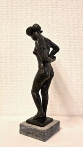 Dick Aerts, Persephone, brons 21,5 cm hoog. Dick Aerts, Persephone, brons 21,5 cm hoog.